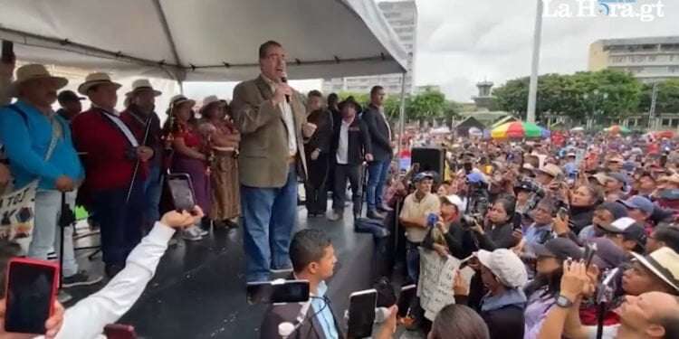 Presidente electo de Guatemala le dice a manifestantes que en su gobierno no cabrán los corruptos