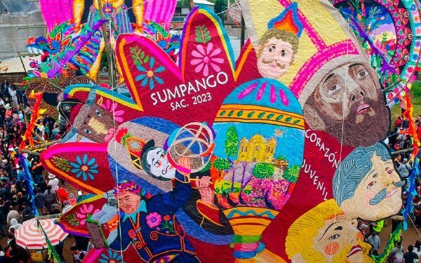 El cielo guatemalteco por fin se tiñe de colores con los barriletes gigantes de Sacatepéquez