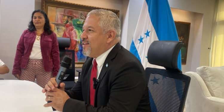 Canciller de Honduras “exige respeto” de EEUU y le pide no “intervenir” en decisiones internas