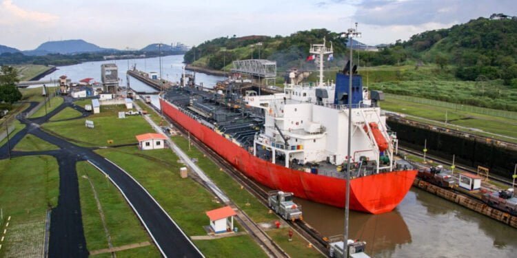 El grupo japonés Eneos paga $4 millones para saltar la fila en el Canal de Panamá