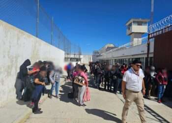 Encuentran a 89 migrantes centroamericanos encerrados en un tráiler en México