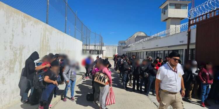 Encuentran a 89 migrantes centroamericanos encerrados en un tráiler en México