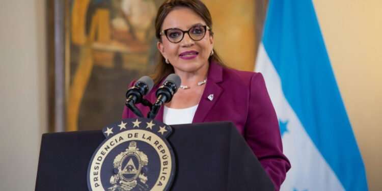 Presidenta de Honduras acusa al opositor Partido Salvador de “incoherencias políticas”