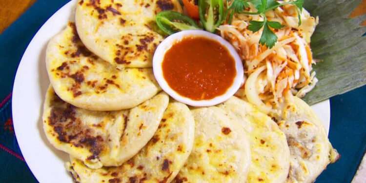 Salvadoreños festejan el Día de la Pupusa