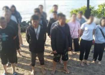 Rescatan a 11 migrantes chinos abandonados en botes en el Caribe panameño