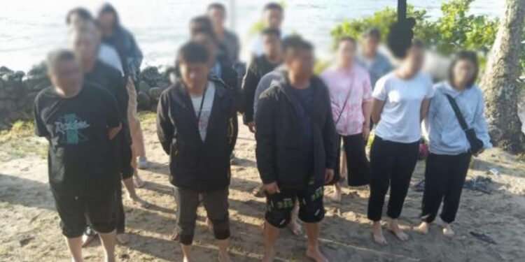 Rescatan a 11 migrantes chinos abandonados en botes en el Caribe panameño