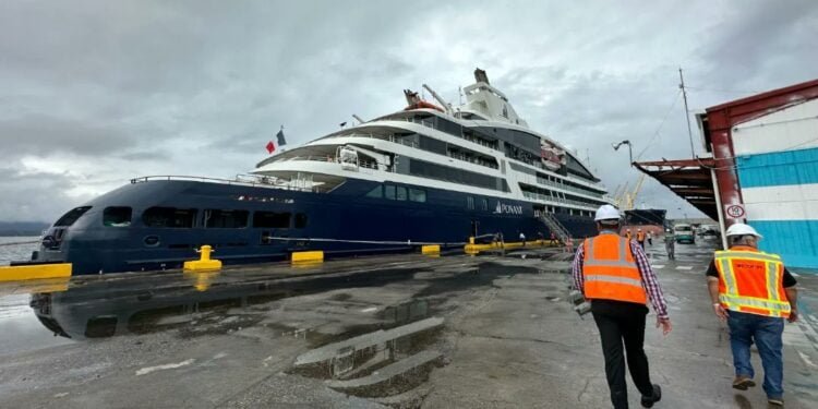Crucero francés de expediciones llega a Puerto Cortés, Honduras