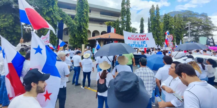 Comerciantes y vecinos marchan en Chiriquí y piden que despejen las calles en Panamá