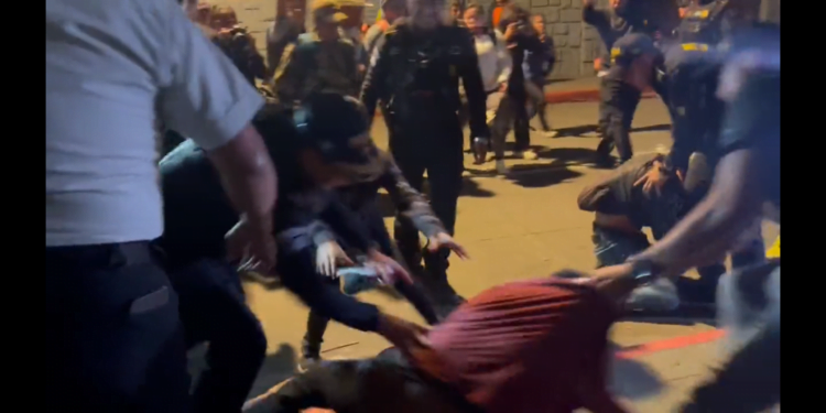 Zafarrancho afuera del Congreso de Guatemala