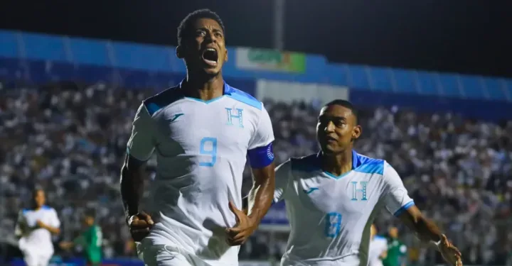 Honduras brilla en la Concacaf y derrota a México 2-0