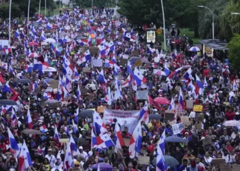 Se desangra el comercio internacional en Panamá por atasco en canal y protestas