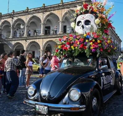 Antigua Guatemala se viste de colores durante el Festival de las Flores