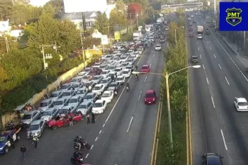Caravana de protesta de conductores de camiones y autos complica la movilidad en carretera guatemalteca