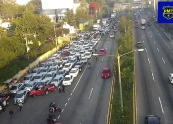 Caravana de protesta de conductores de camiones y autos complica la movilidad en carretera guatemalteca