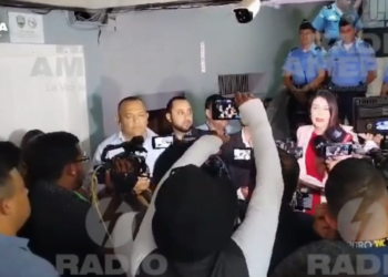 Realizan sesión de diputados del Congreso de Honduras en un pasillo y sin el oficialismo