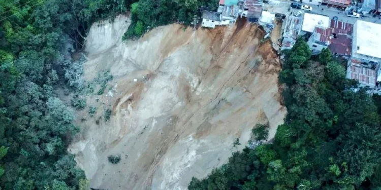 Al menos 6 desaparecidos en deslizamiento de tierra en la capital guatemalteca