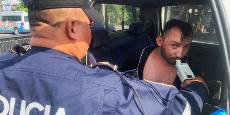 Motociclista salvadoreño sorprendido manejando con nivel de alcohol casi ocho veces arriba de lo permitido