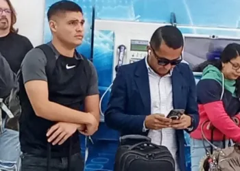 Hondureños hostigan en aeropuerto y durante el vuelo al árbitro salvadoreño del “robo”