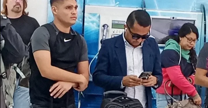 Hondureños hostigan en aeropuerto y durante el vuelo al árbitro salvadoreño del “robo”