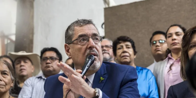 “Casos espurios de persecución política” caerán, dice Bernardo Arévalo