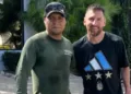 Inmigrante chapín se toma fotos junto a Messi en Miami