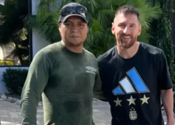 Inmigrante chapín se toma fotos junto a Messi en Miami