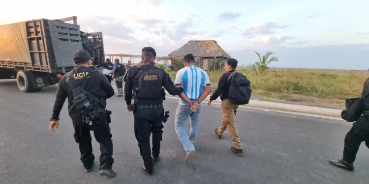 Policía guatemalteca arresta a tres presuntos narcos reclamados por EEUU