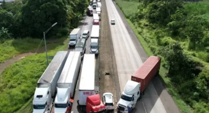 Transportistas salvadoreños varados en Panamá desde hace 30 días debido a protestas