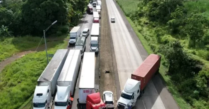 Transportistas salvadoreños varados en Panamá desde hace 30 días debido a protestas