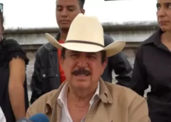 Mel Zelaya fustiga a Bloque de Oposición y lo acusa de albergar a “poderes fácticos” hondureños