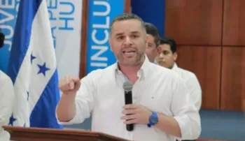 Bajan de avión comercial al presidente de Partido Nacional de Honduras cuando intentaba viajar a EEUU
