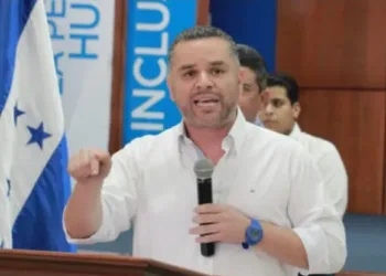Bajan de avión comercial al presidente de Partido Nacional de Honduras cuando intentaba viajar a EEUU