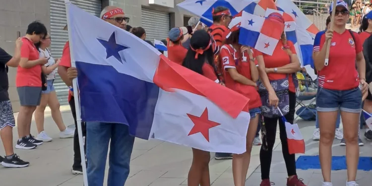 Fiesta entre banderas y una minera que “revisará el contrato” en Panamá