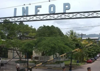 Policía persigue a exfuncionarios y un exmagistrado de la Corte Suprema en Honduras