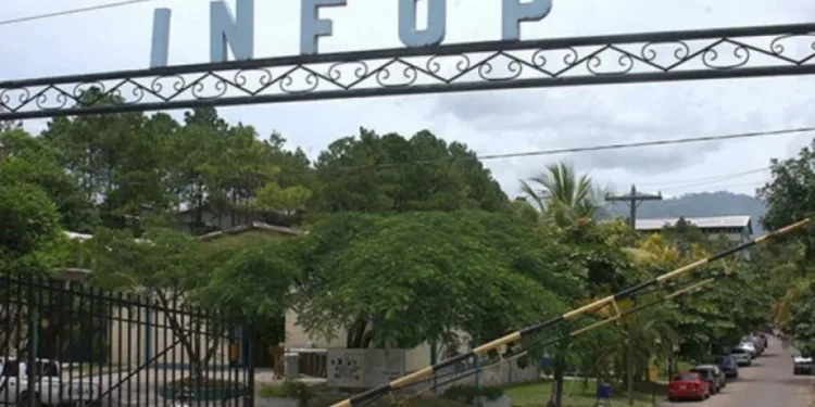 Policía persigue a exfuncionarios y un exmagistrado de la Corte Suprema en Honduras