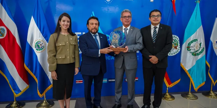 Honduras asume la presidencia pro tempore del SICA de manos de El Salvador
