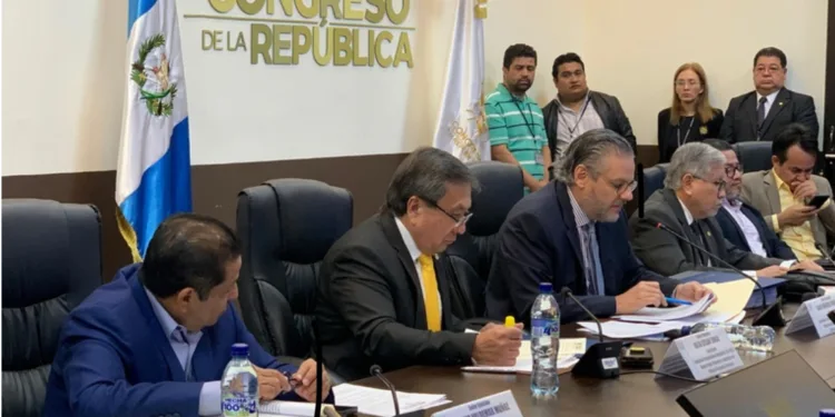 Diputados guatemaltecos recomiendan el retiro de inmunidad de magistrados del TSE de Guatemala