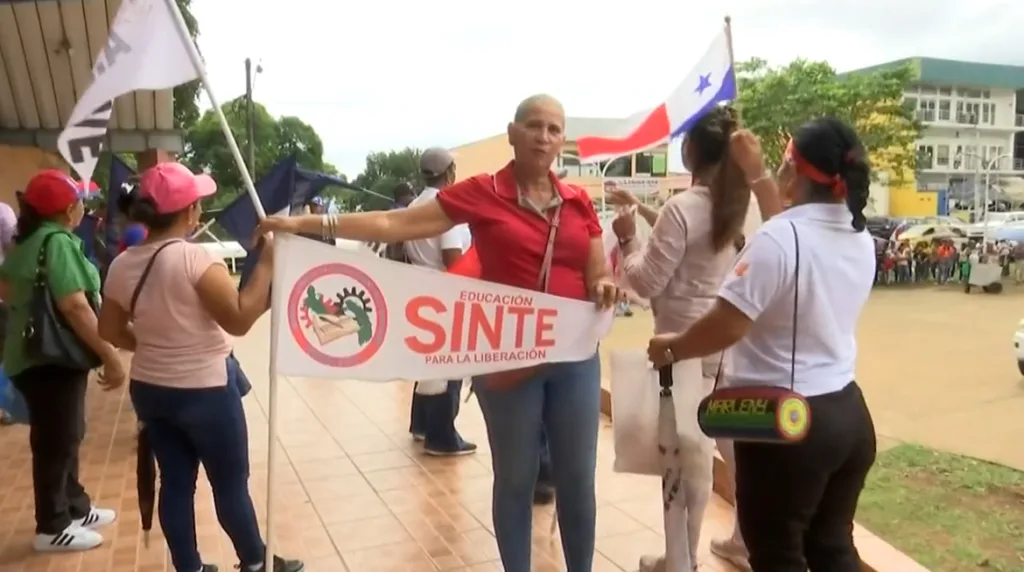 Ministerio de Educación de Panamá paga desde hoy salarios retenidos a maestros en huelga