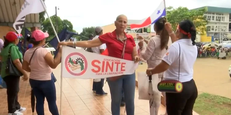 Ministerio de Educación de Panamá paga desde hoy salarios retenidos a maestros en huelga