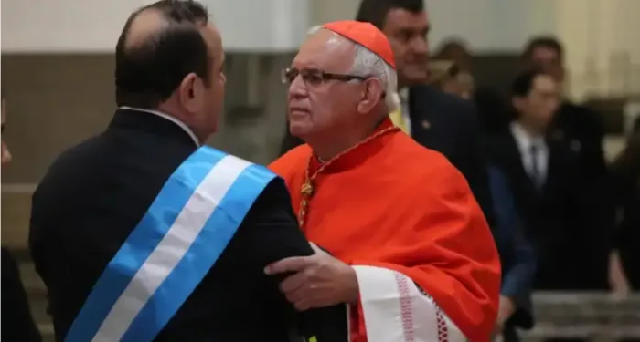 El cardenal Álvaro Ramazzini, de Guatemala, saluda al presidente Alejandro Giammattei (foto tomada de redes sociales).