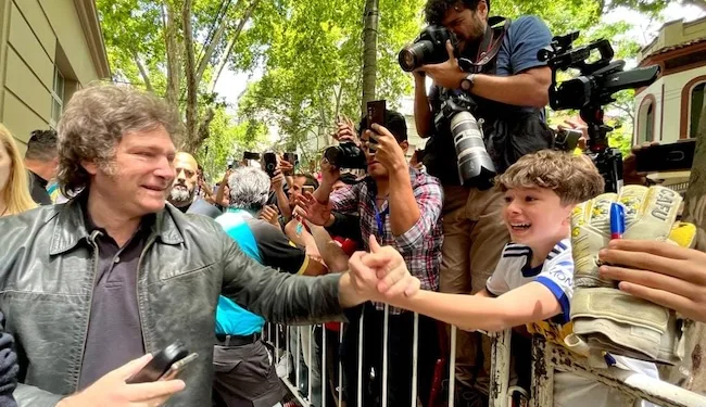 La Libertad Avanza en las urnas, pero el fantasma de la crisis de gobernabilidad acecha a Argentina