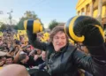 Javier Milei con los guantes puestos, en un acto de su campaña electoral.