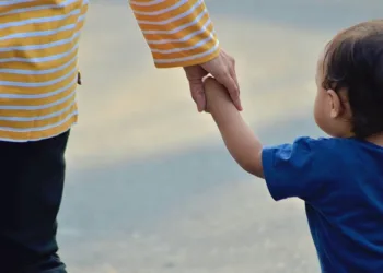 Los costarricenses tienen cada vez menos hijos y se casan menos