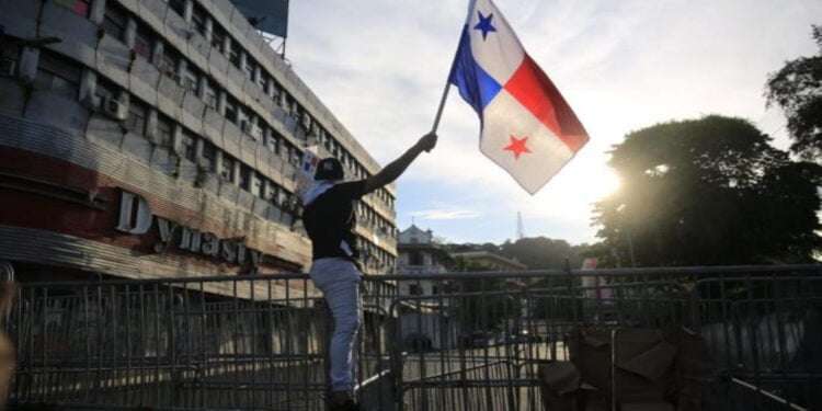 Panamá sigue entre multitudinarias protestas y a punto de derogar contrato minero
