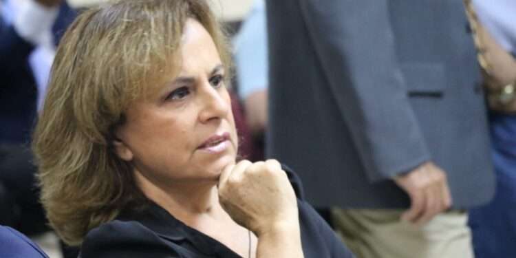 Exprimera dama salvadoreña está bajo arresto domiciliar y afronta hasta 19 años de cárcel