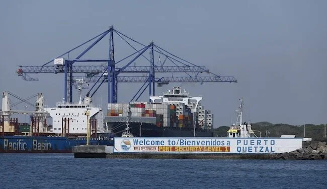 Puerto Quetzal, la principal terminal marítima del Pacifico en Guatemala. El gobierno de Bernardo Arévalo negó los rumores de concesión a China.