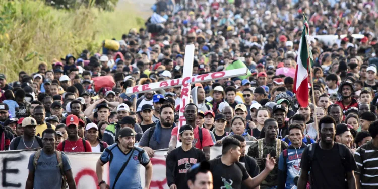 Centroamericanos forman parte de la caravana de migrantes que va rumbo a EEUU