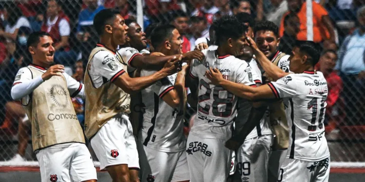 Alajuelense saborea la Copa Centroamericana y Estelí sueña con la remontada