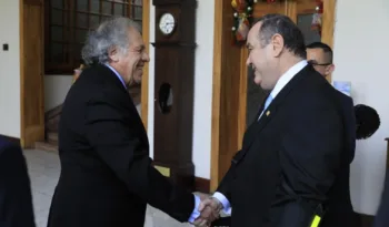 Secretario de la OEA se reúne con presidente Giammattei en Guatemala