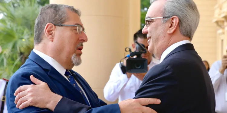 Bernardo Arévalo recibe el respaldo del presidente de República Dominicana